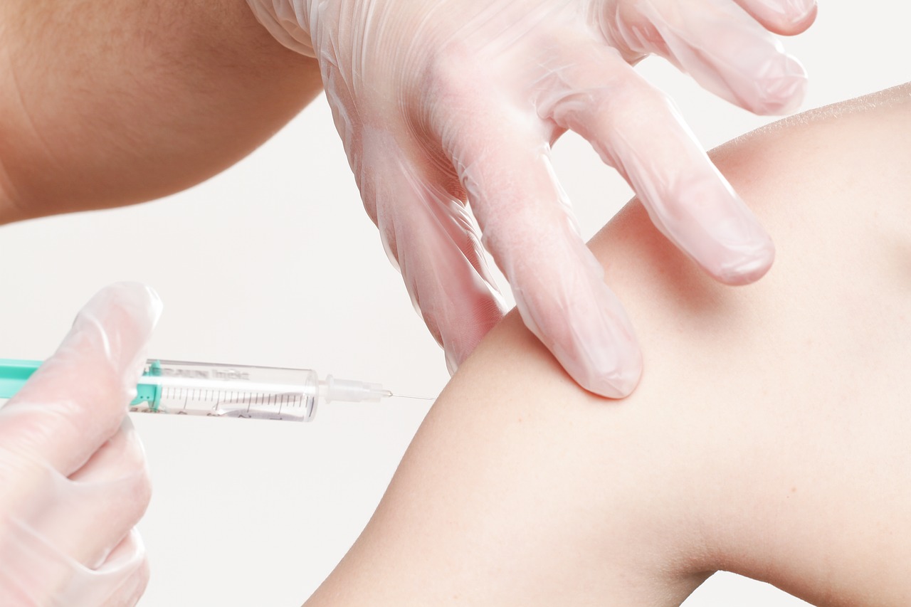 Vaccination Impfspritze Medicine  - whitesession / Pixabay