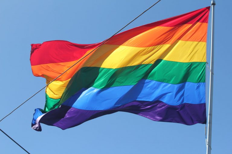 Queere Menschen vor Diskriminierung in der Schule schützen